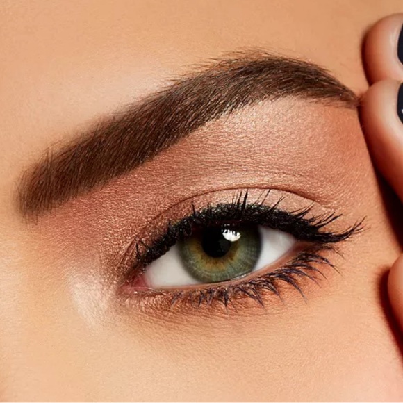 Mac Veluxe Pearl Eyeshadow Color:
All That Glitters
beige w/ gold pearl - Picture 3 of 4